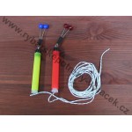 Čihátko na provázku mezi očka